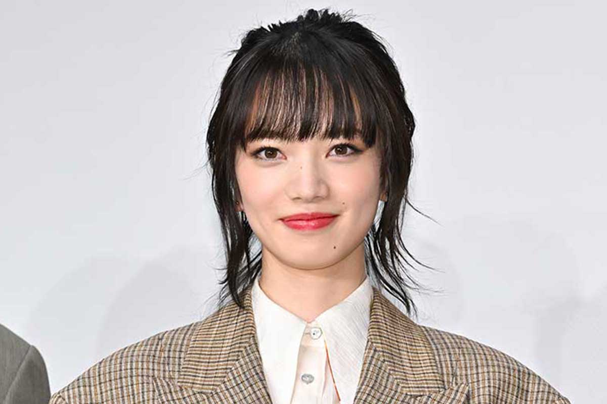 小松菜奈の“激変”スタイルに反響「開いた瞬間むせた…」「いつみても神」　へそ出し＆ピンクヘア披露
