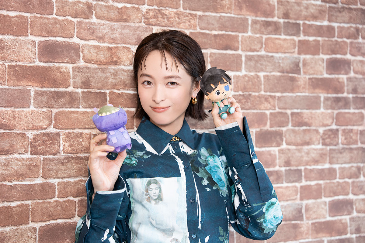 グロードンとエリオのぬいぐるみを手にポーズも【写真:増田美咲】