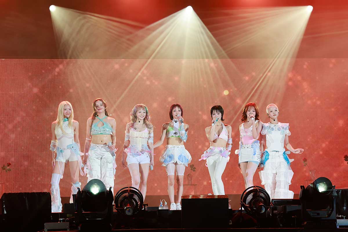 a-nation2025の大トリを飾ったXG。左からMAYA、HARVEY、HINATA、JURIN、CHISA、JURIA、COCONA