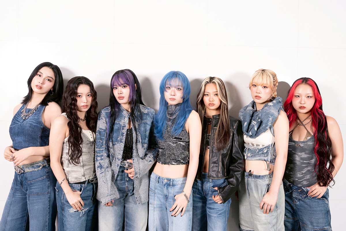 『Blue Jeans』をリリースしたHANAのメンバー7人。同曲でのセンターはJISOOが務める【写真:増田美咲】