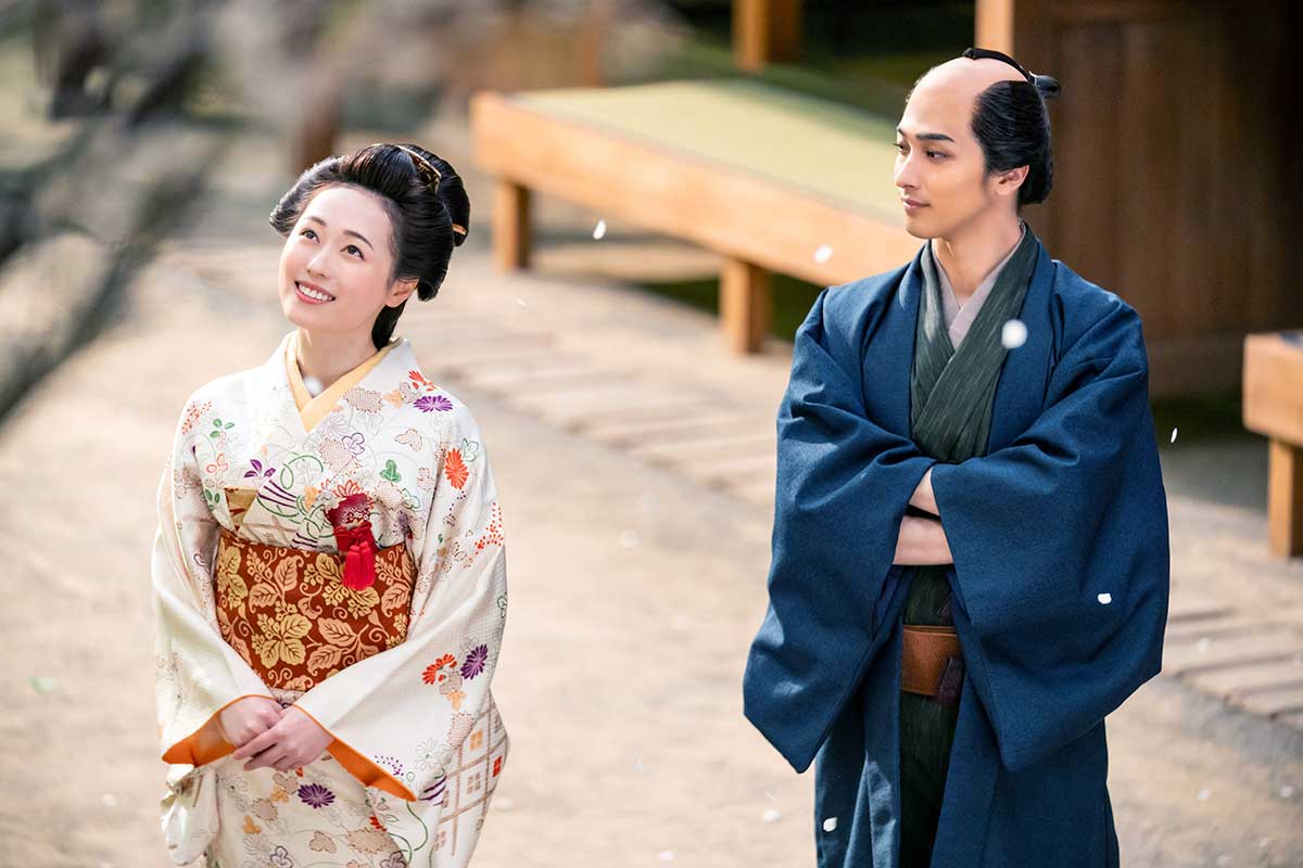 誰袖（左＝福原遥）と蔦重（横浜流星）【写真：(C)NHK】