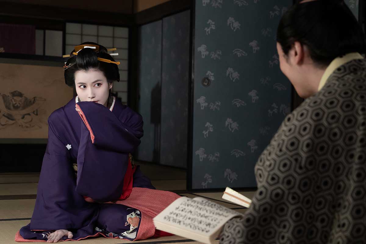 芸者・おえん（左）を演じる橋本愛【写真：(C)NHK】