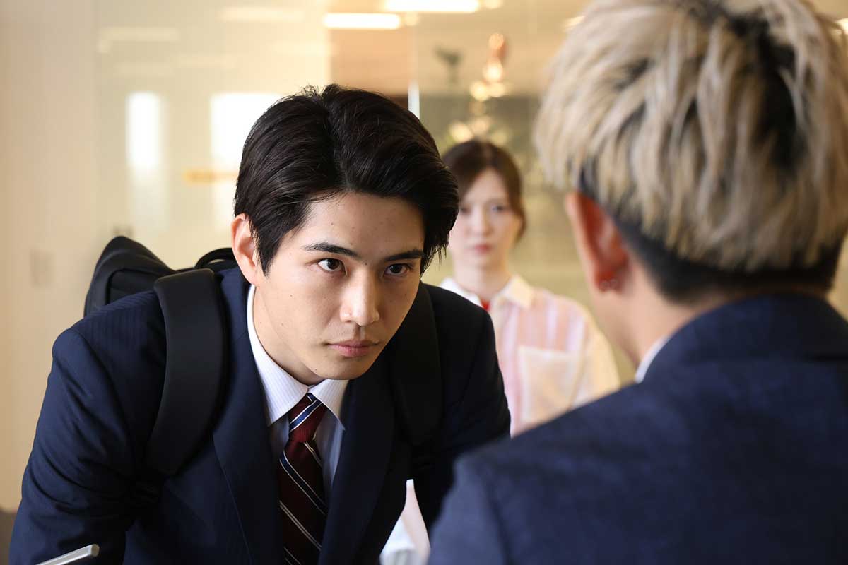今月6日放送『最後の鑑定人』第5話から 真剣な表情の都丸勇人(中沢元紀)と後方に立つ鑑定所研究員の高倉柊子(白石麻衣)【写真:フジテレビ提供】