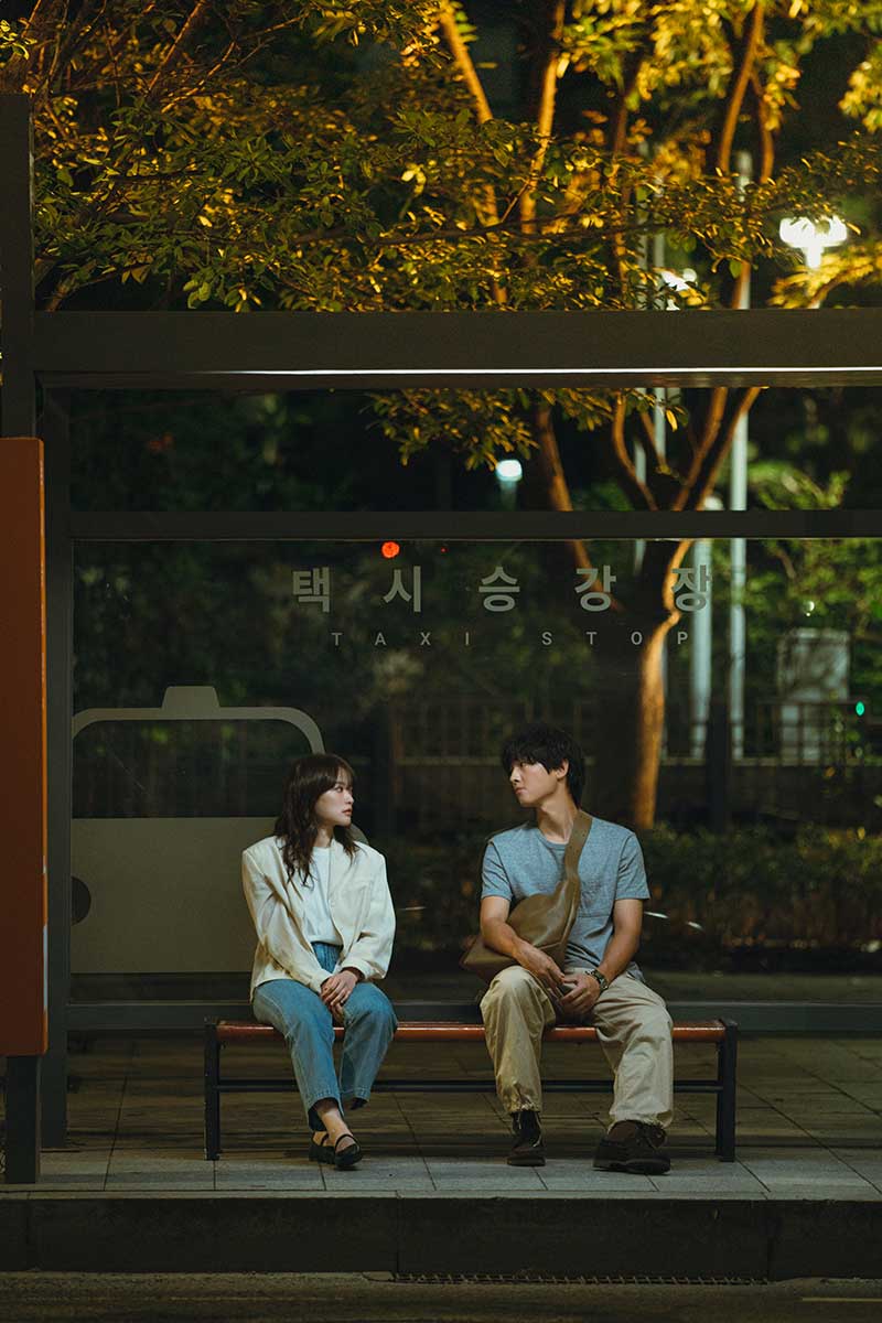 「韓国語で『タクシー乗り場』と書かれていて…」【写真：(C)HighZium studio (C)BlitzwayEntertainment】