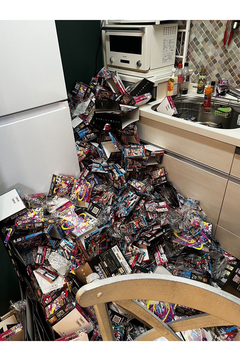 人気カードゲームの新シリーズが大量に廃棄された民泊の一室【写真：マコ（@makozero1）さん提供】