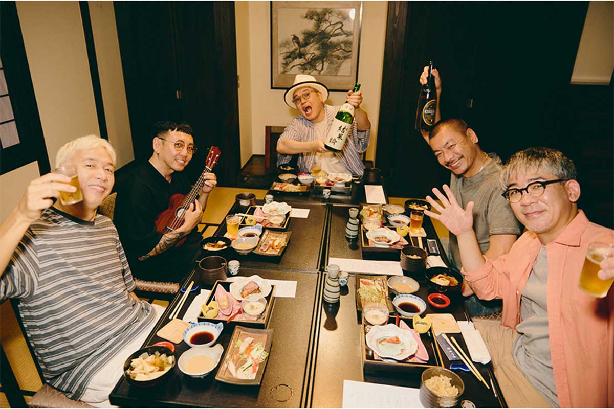 撮影を忘れて宴会を楽しんだ5人【写真:Jumpei Yamada(ブライトイデア)】