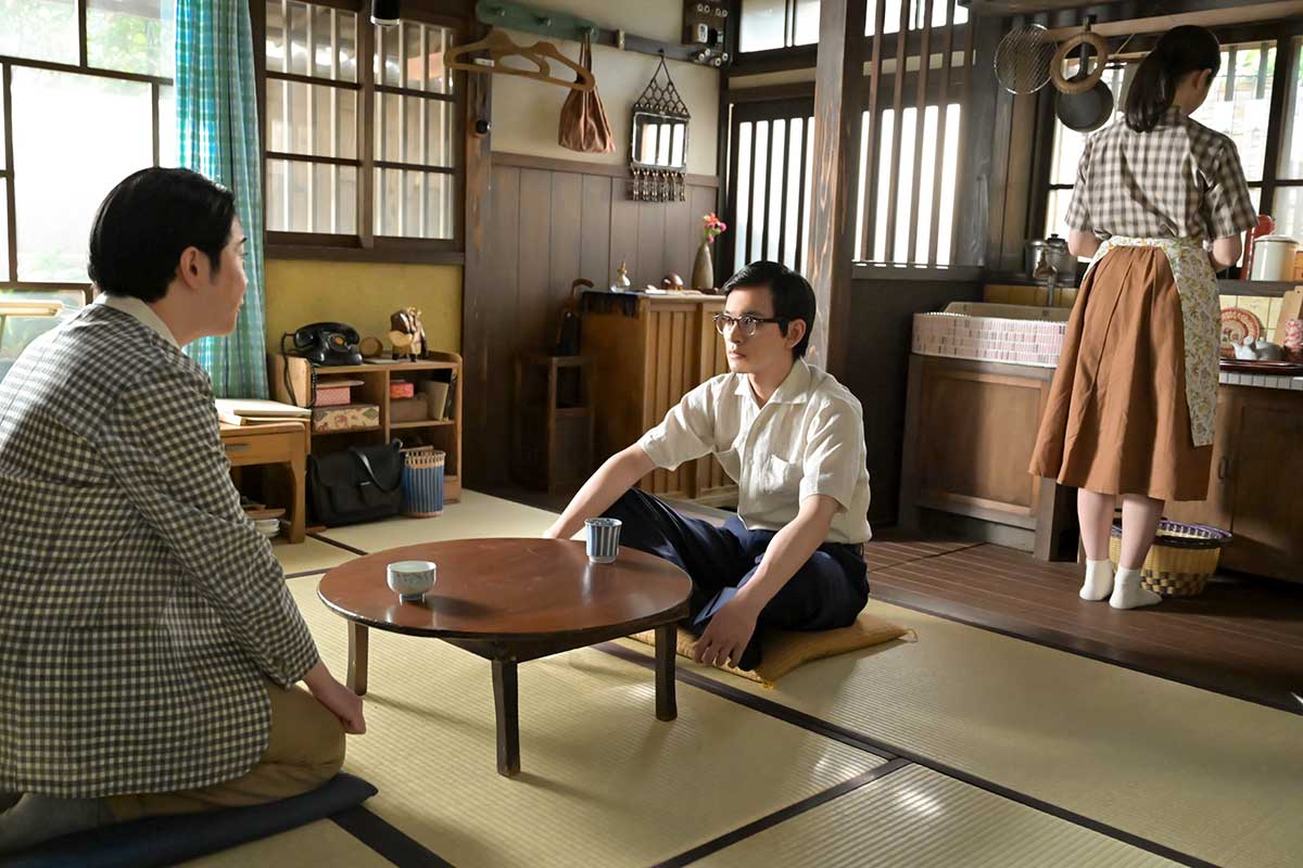 たくや（左＝大森元貴）と話す嵩（北村匠海）【写真：(C)NHK】
