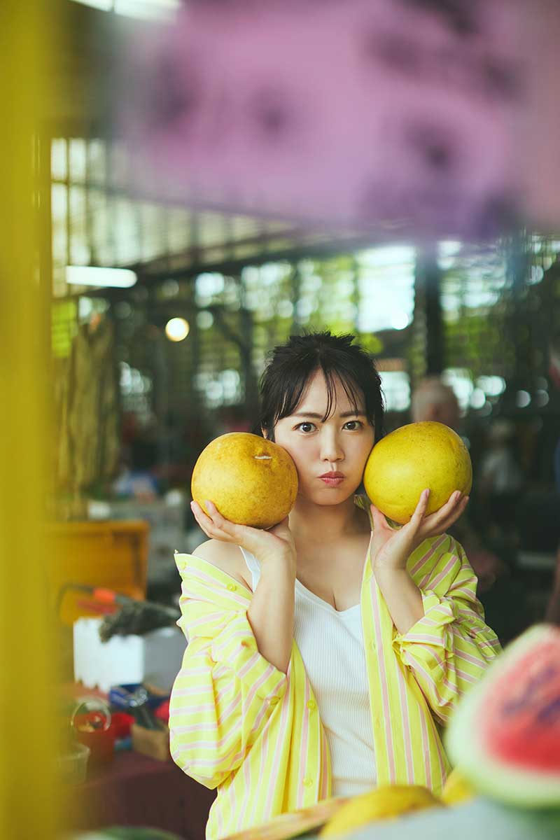 最新写真集を発売する磯山さやか【写真：(C)須藤敬一／講談社】