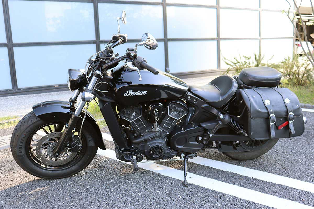 インディアンモーターサイクルの「インディアン・スカウト・シックスティ」は自慢の1台(撮影場所:A PIT AUTOBACS SHINONOME)【写真:ENCOUNT編集部】