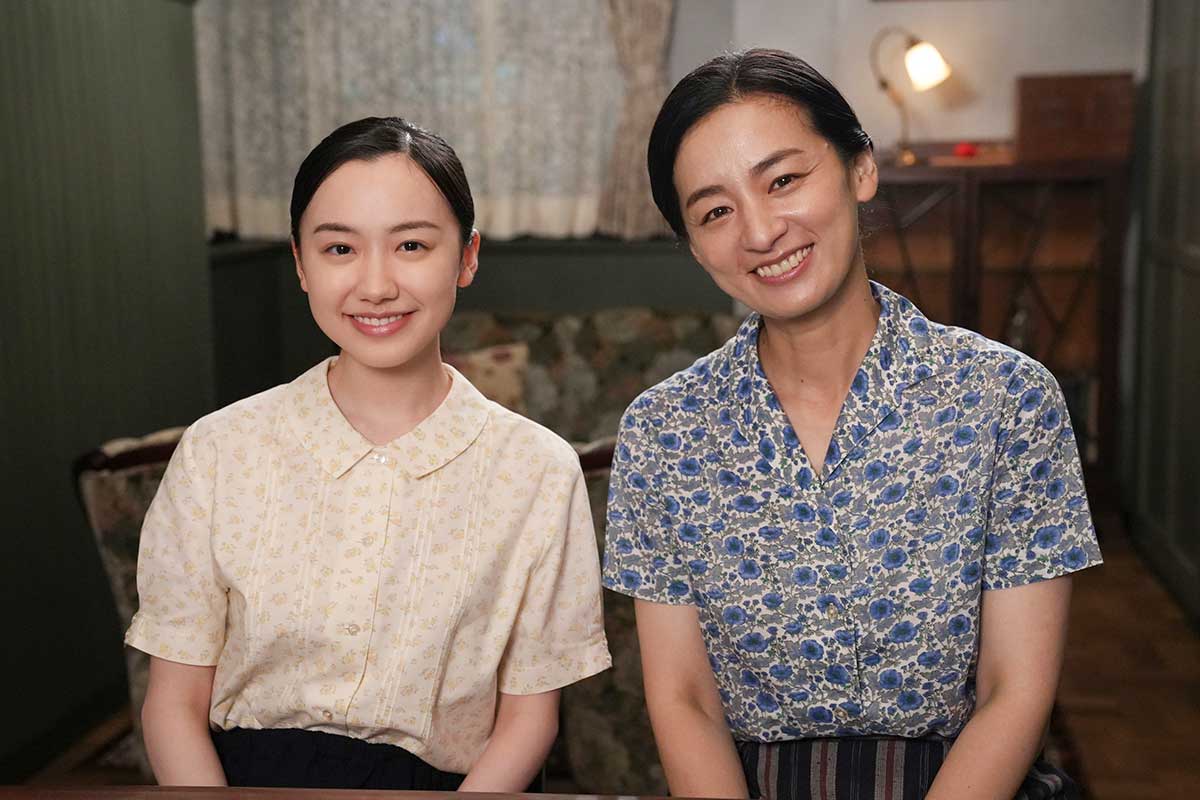 『トットの欠落青春記』で親子役を演じる芦田愛菜(左)と尾野真千子【写真:(C)日本テレビ】