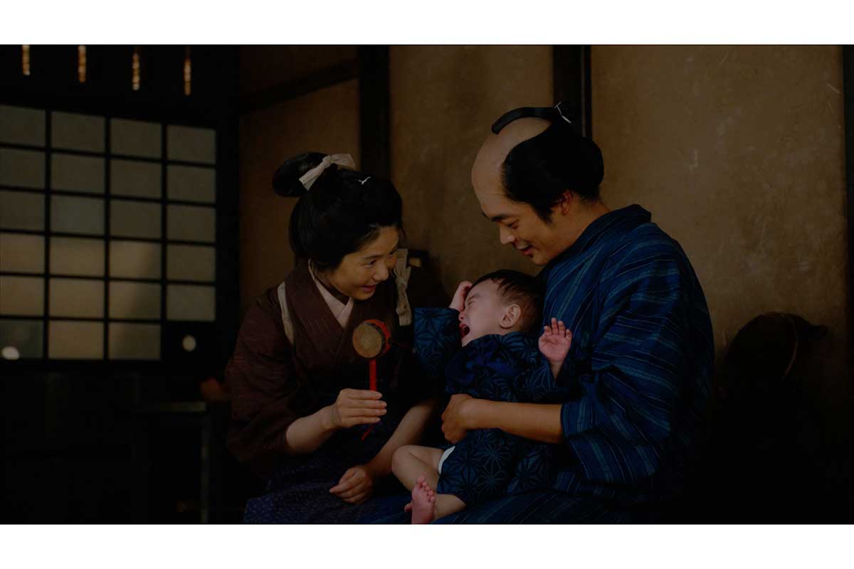 赤ちゃんをあやすふく(小野花梨)と新之助(井之脇海)【写真:(C)NHK】