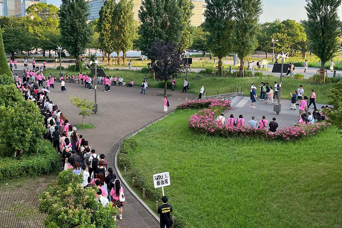 ピンクのTシャツを着て、道重さゆみツアー最終公演の開場を待つファンの列【写真：ENCOUNT編集部】