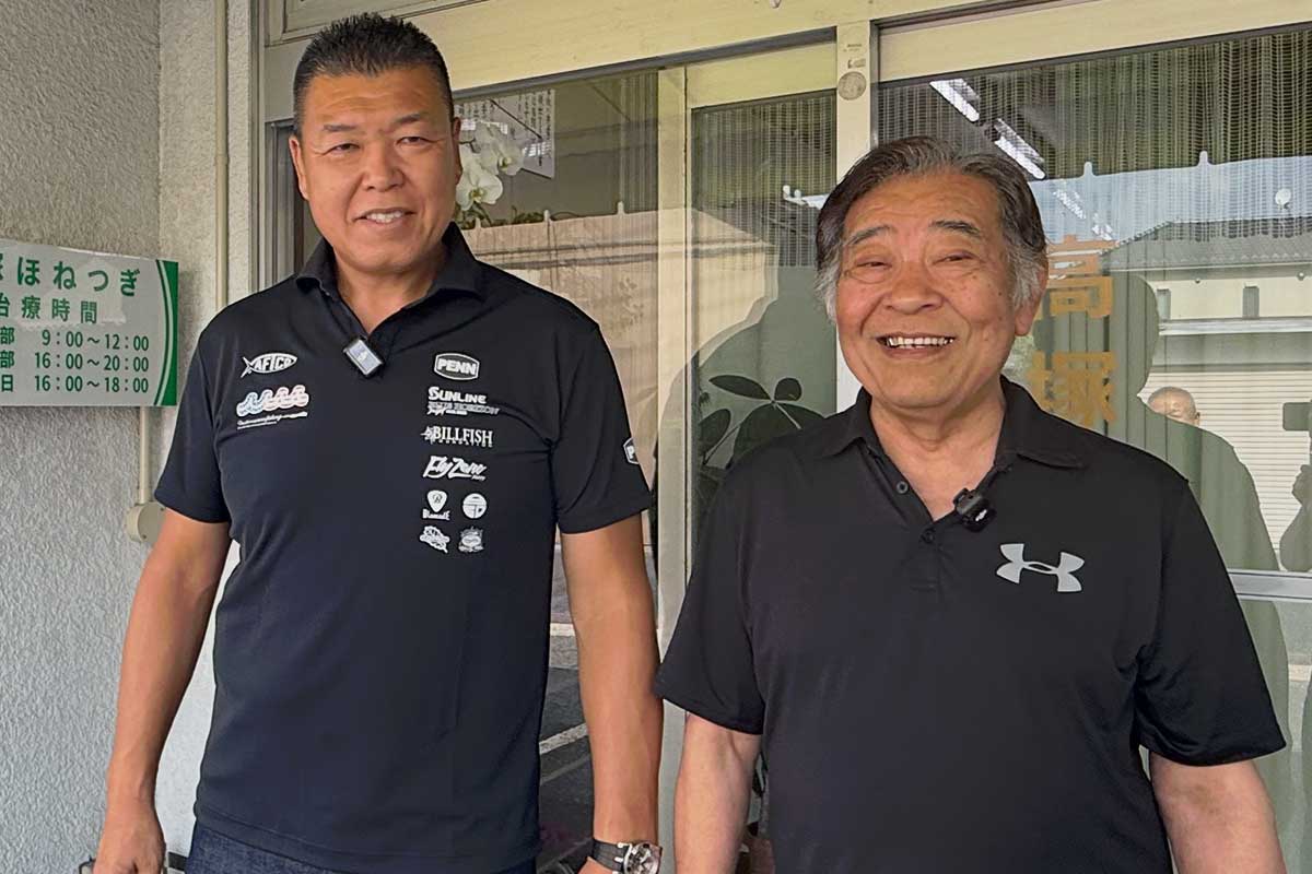 小川直也(左)と、盟友である橋本真也の恩師・高塚正敏先生