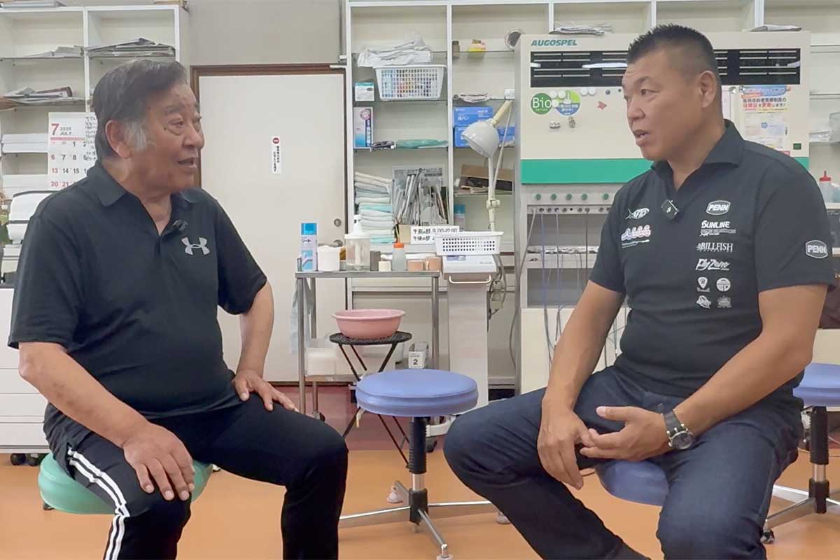 高塚先生(左)と小川直也は久々に再会し、旧交を暖めた