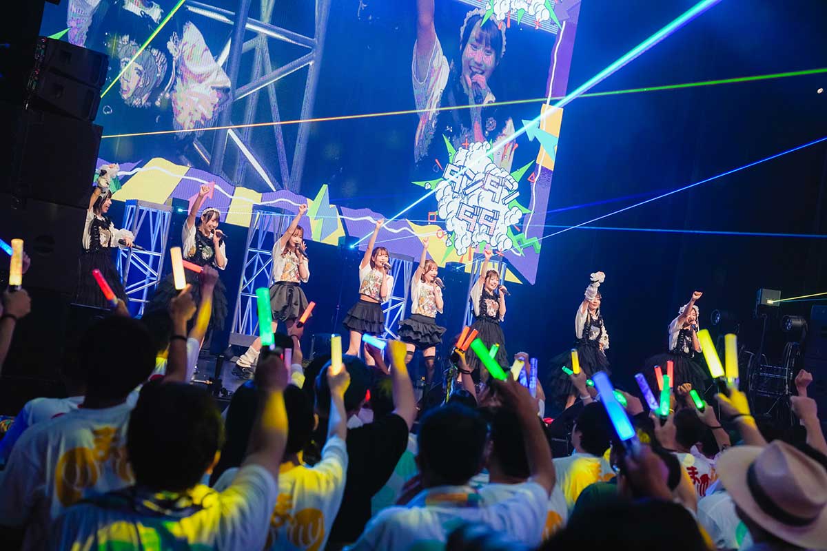 卒業メンバー3人がサプライズで登場【写真：イシハラタイチ】