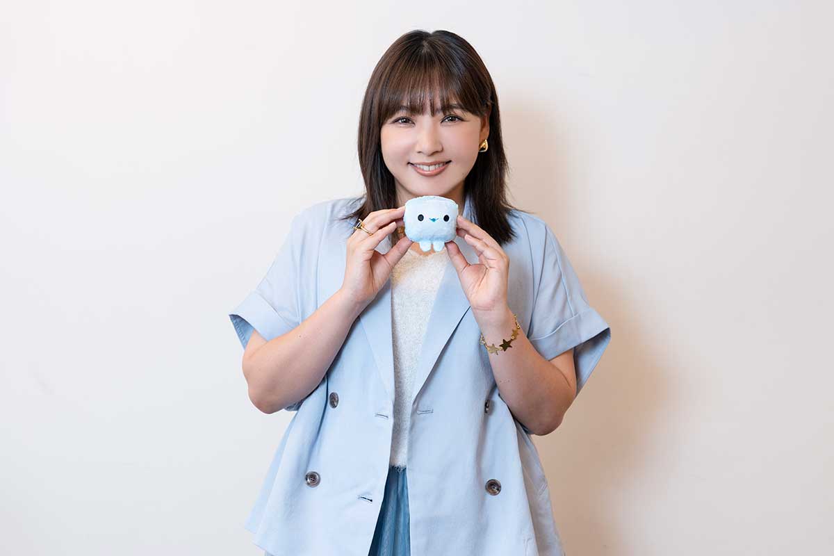 映画『星つなぎのエリオ』ウゥゥゥゥのぬいぐるみを手に【写真：増田美咲】
