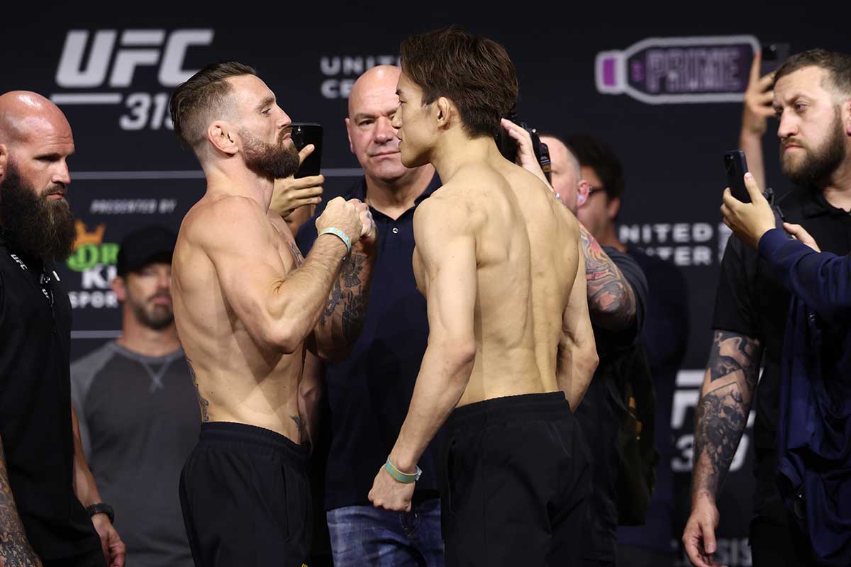 ティム・エリオット(左)とフェイスオフする朝倉海【写真:(C)UFC】