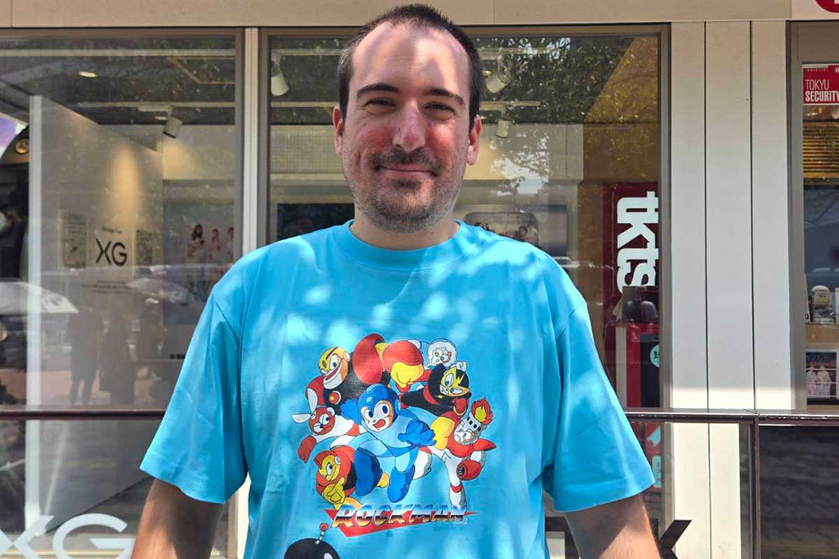 「ロックマン」Tシャツを着用するフェリックスさん【写真:ENCOUNT編集部】