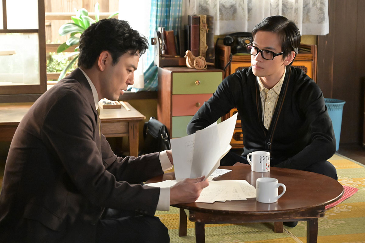 嵩(右=北村匠海)と話す八木(妻夫木聡)【写真:(C)NHK】