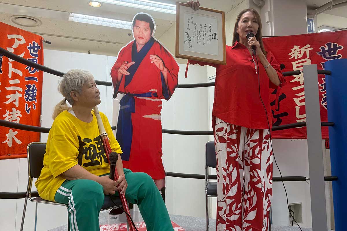 ダンプ松本(左)とのトークイベントでブル中野はA猪木から贈られた「道」の詩を披露した