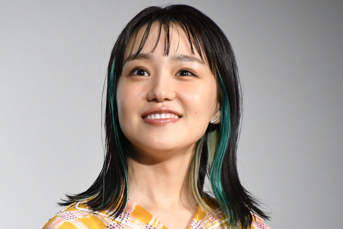 奈緒、開放的な水着での遊泳姿に「美しい」「気持ち良さそう」　海外でのオフショットに絶賛の声
