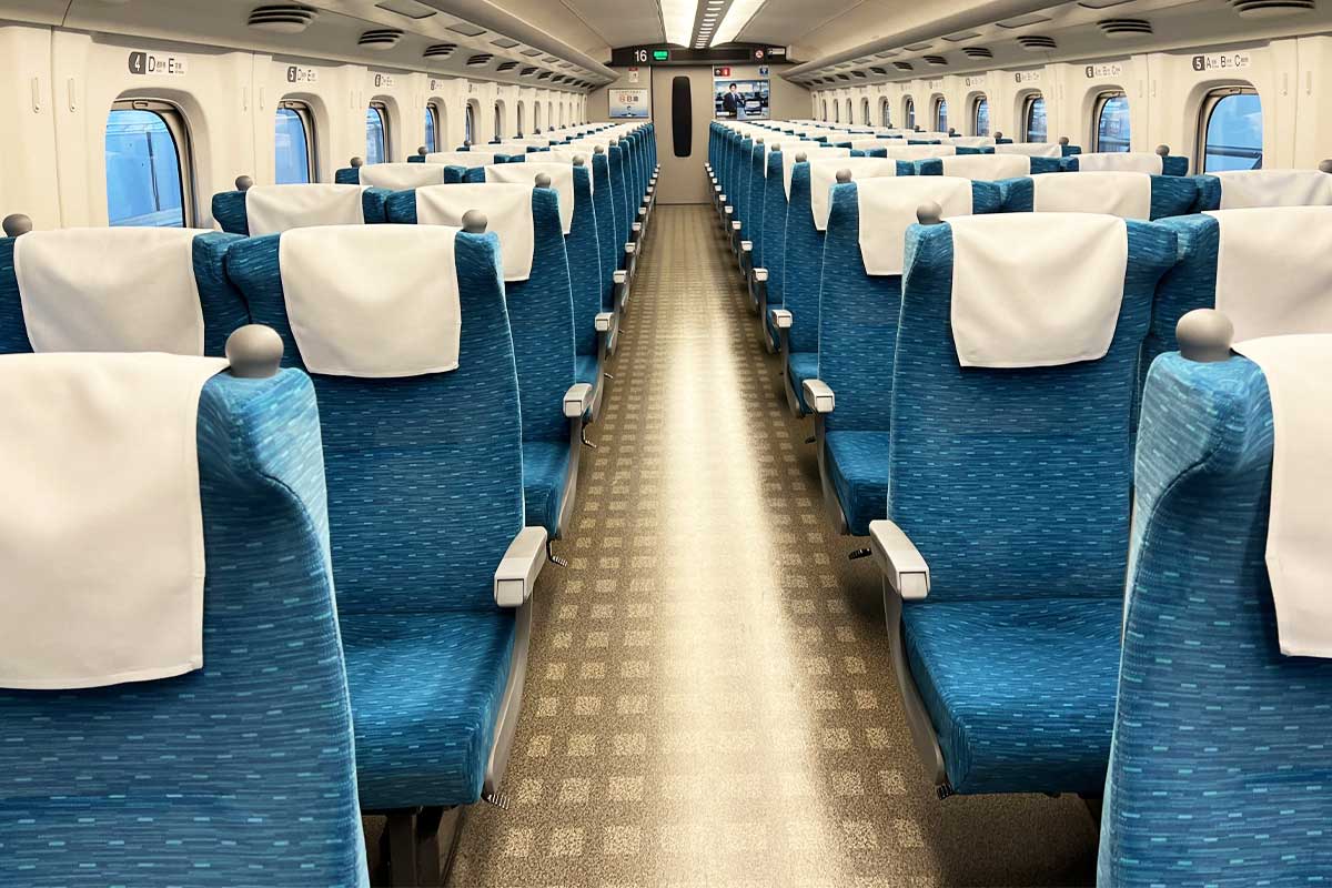 「駅員さん、これOKなの？」新幹線の外国人団体客、通路や座席が荷物で…あ然　「諦めて何も言わずに降りました」