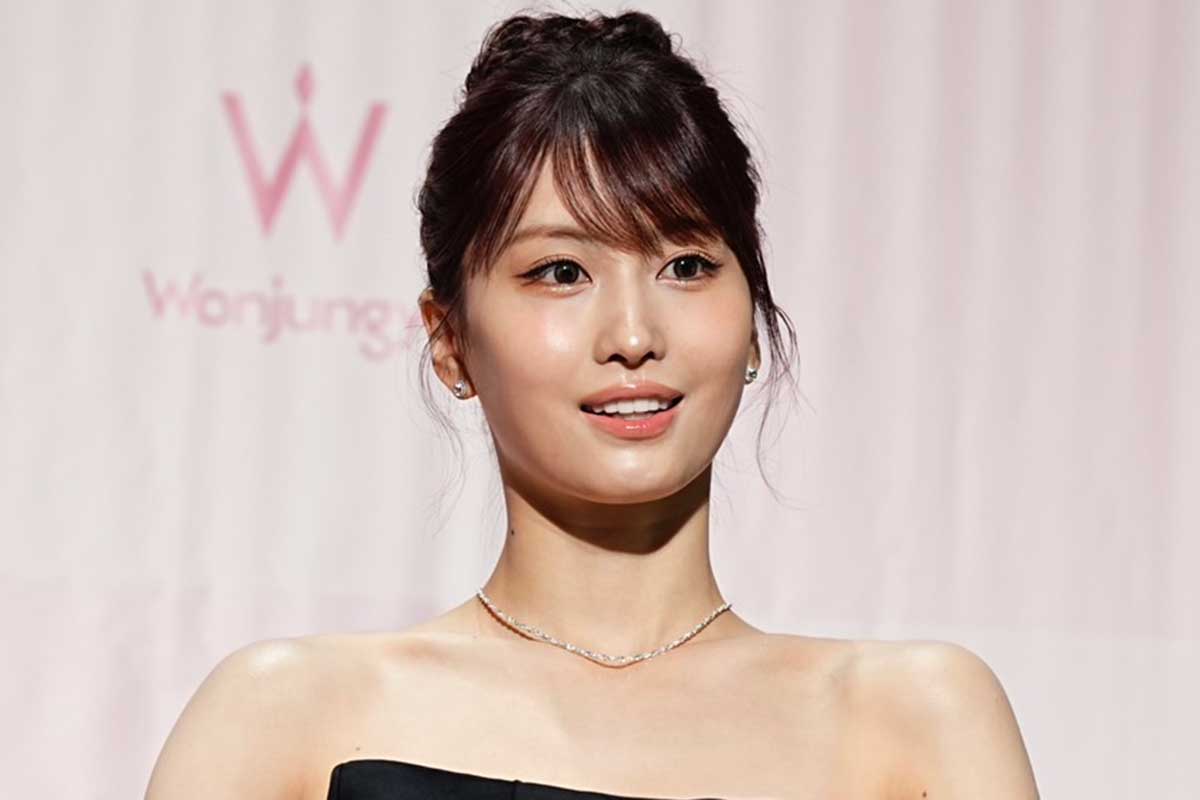 TWICE・MOMO、お団子ヘアに肩出し黒ドレス姿で表参道ヒルズに登場　「かわいい～！」大歓声浴びる