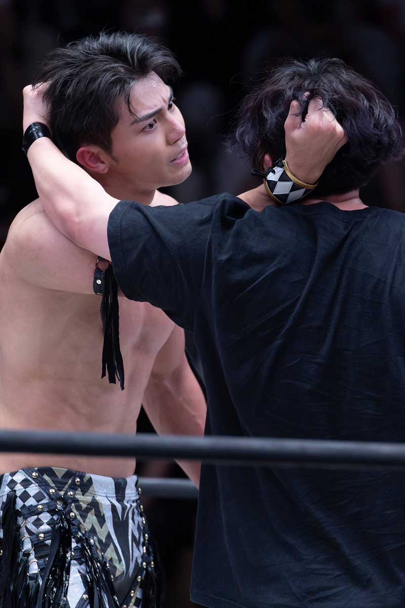デビュー以来因縁の続く岡谷英樹と睨み合う【写真:(C)DDTプロレスリング】