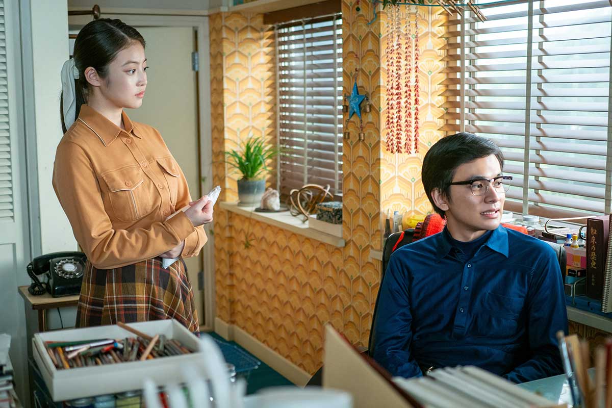 話をするのぶ(今田美桜)と嵩(北村匠海)【写真:(C)NHK】