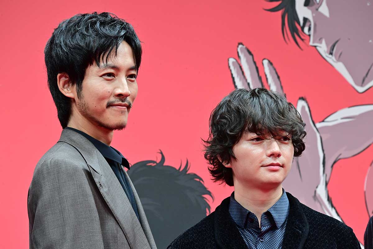 完成披露試写会に出席した松坂桃李(左)と染谷将太【写真:ENCOUNT編集部】