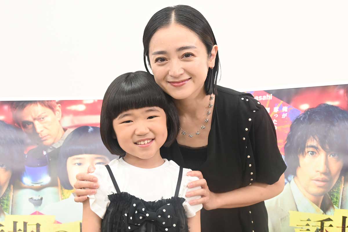 囲み取材に応じた永尾柚乃(左)と安達祐実【写真:ENCOUNT編集部】