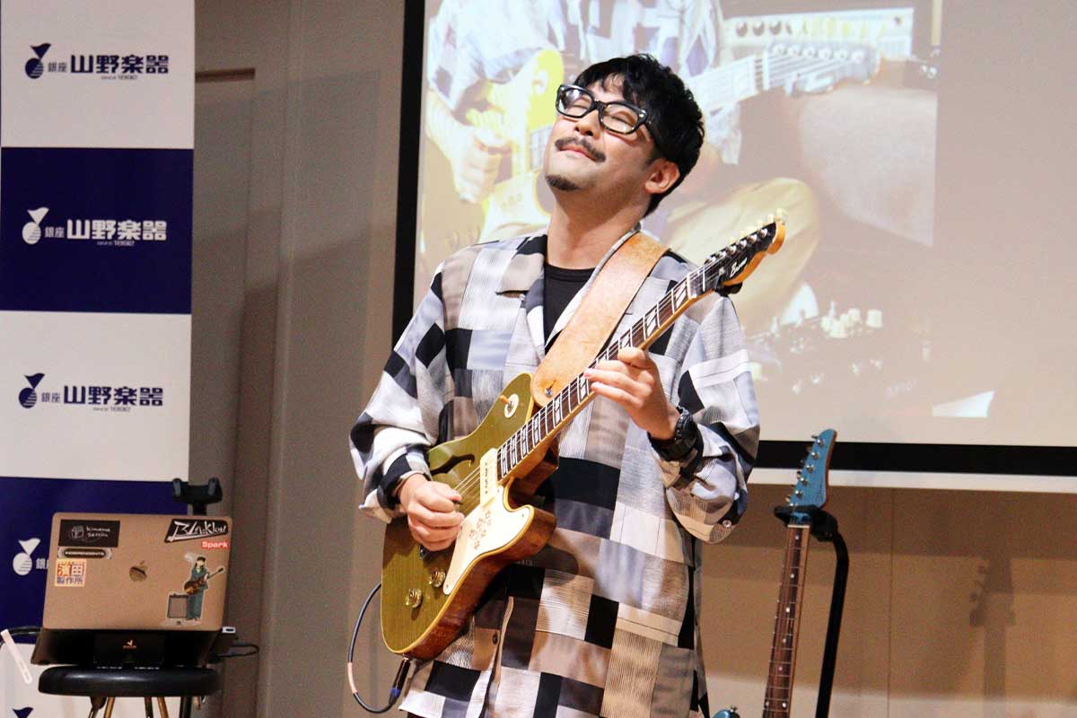 エリック・クラプトンへの思いを語るソエジマトシキ（山野楽器 銀座本店で撮影）【写真：ENCOUNT編集部】
