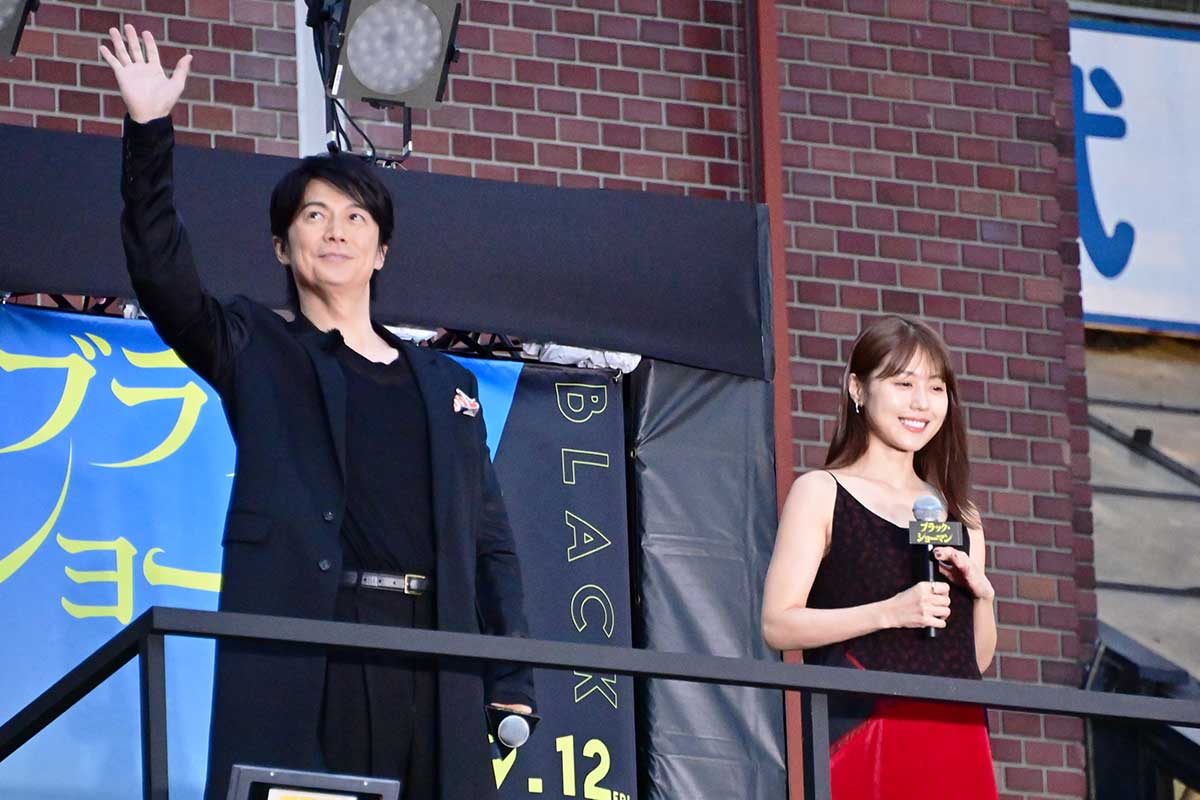 福山雅治&有村架純、新宿にサプライズ降臨　登場に騒然「やばい！」「かわいいー！」