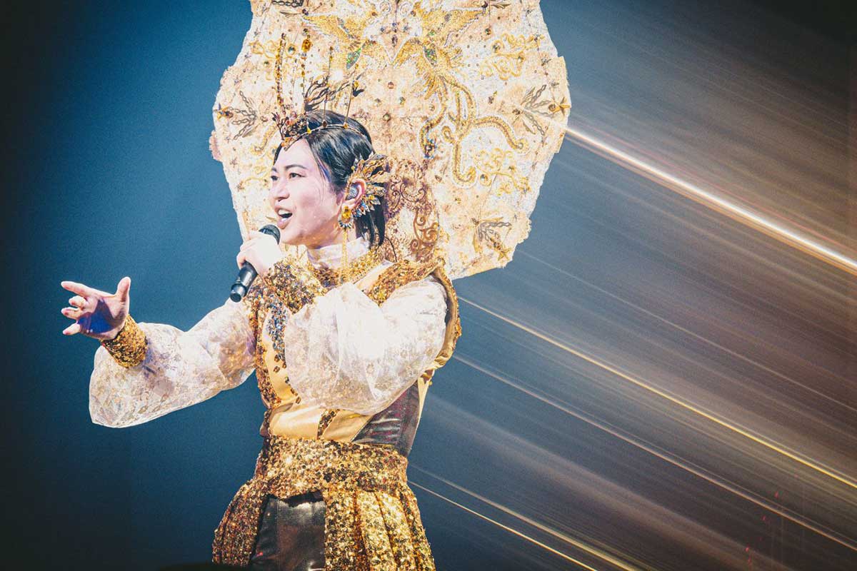釈迦をイメージさせる黄金の衣装で歌う氷川きよし【写真:西槇太一】