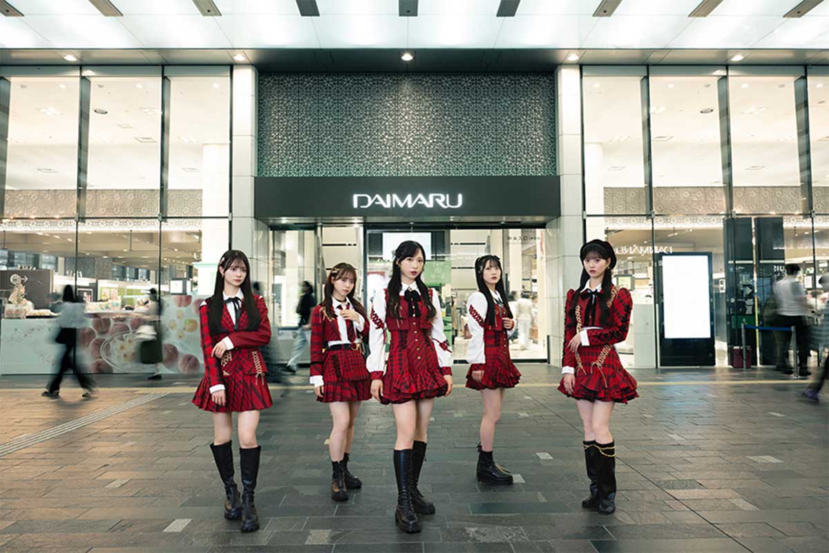 「AKB48大衣装展―時代を彩った装跡―」キービジュアル【写真：(C)AKB48】