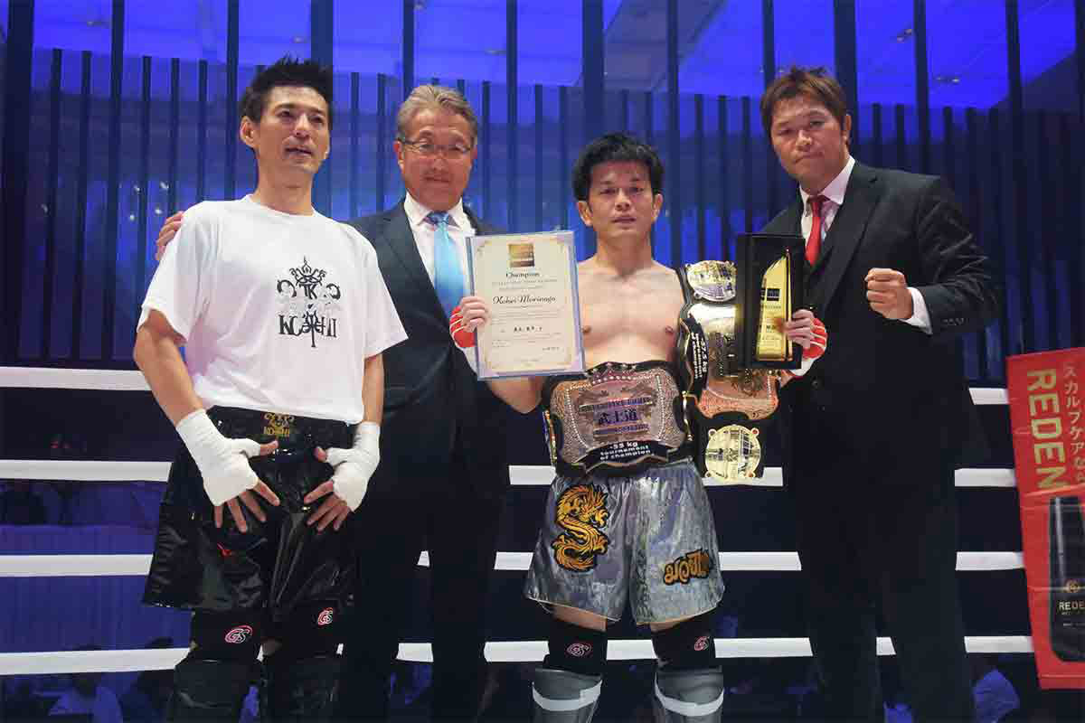 小比類巻貴之(右)が祝福【写真:ENCOUNT編集部】
