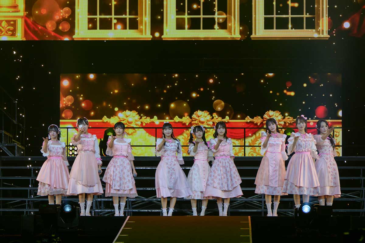 ピンクの衣装を身にまとい『アイドル衣装』を披露【写真:林晋介・原田圭介】