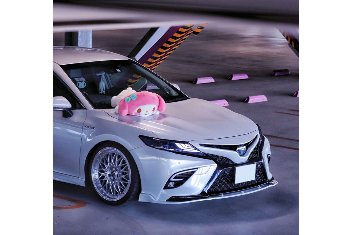 「かわいいもの好き」でぬいぐるみもカムリに乗せている【写真:株式会社ロイヤルオートサービス提供】