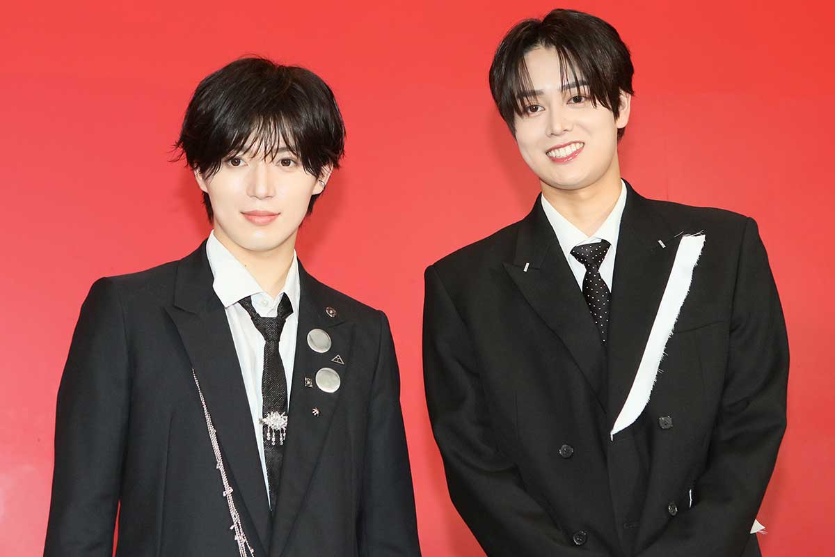囲み取材に応じた西山智樹（左）と前田大輔【写真：ENCOUNT編集部】
