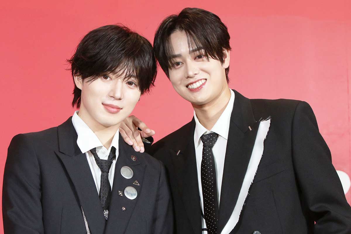 囲み取材に応じた西山智樹（左）と前田大輔【写真：ENCOUNT編集部】