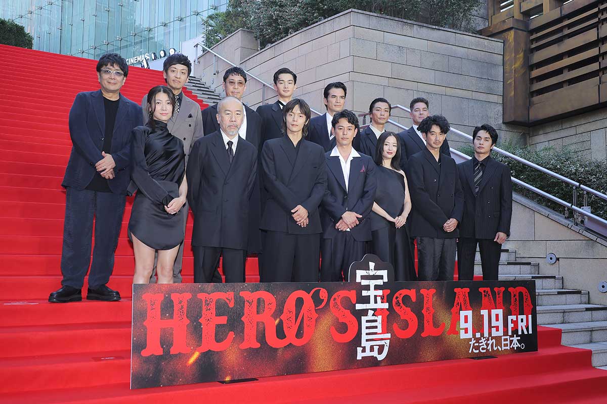 妻夫木聡や広瀬すず、窪田正孝ら豪華キャストがレッドカーペット集結　仲良く写真撮影も