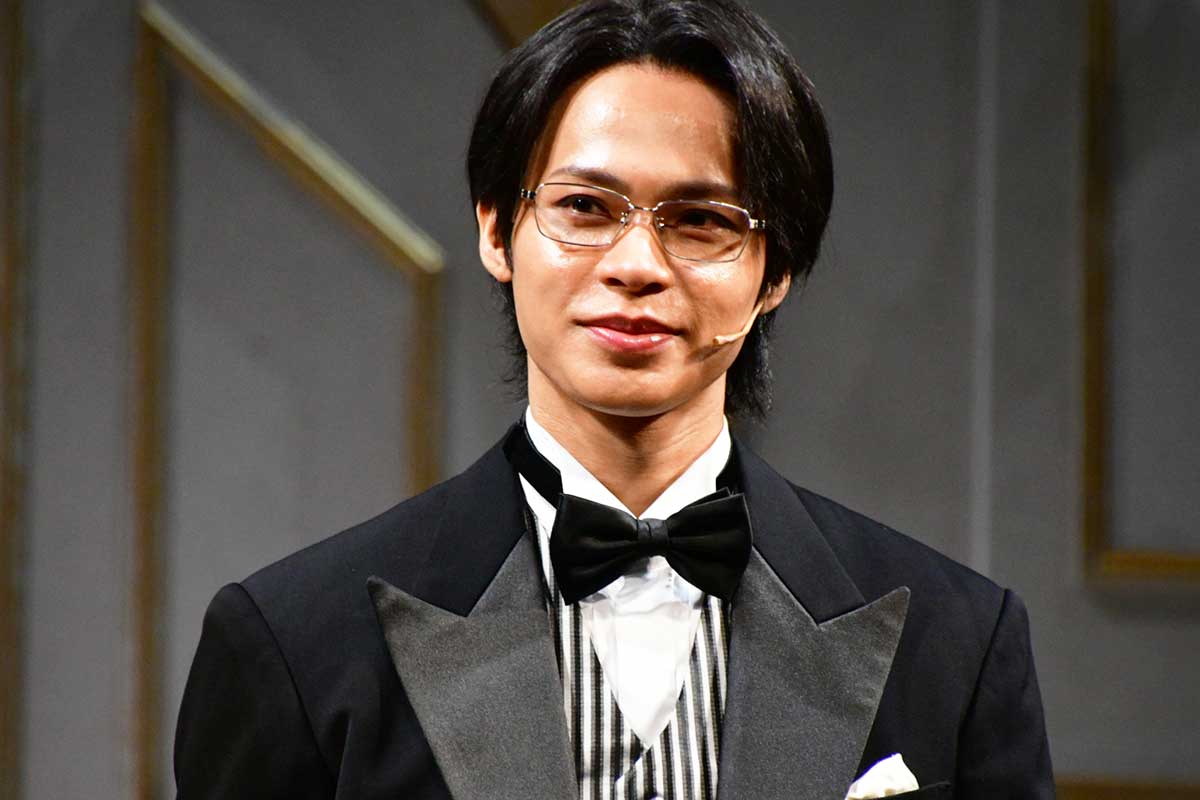 囲み会見に出席した上田竜也【写真：ENCOUNT編集部】