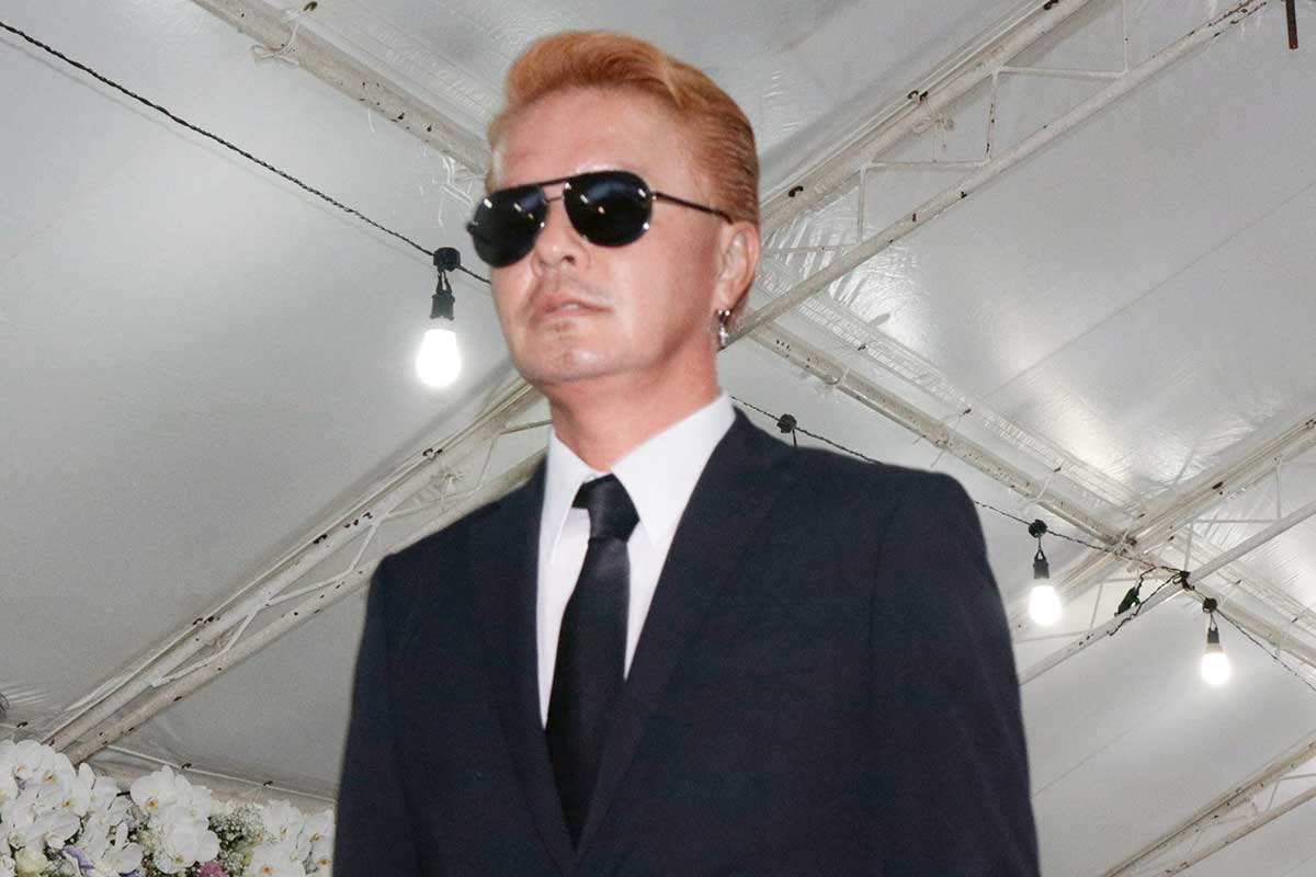 通夜で動画を回すなどし、物議を醸しているものまね芸人・RYO【写真:ENCOUNT編集部】