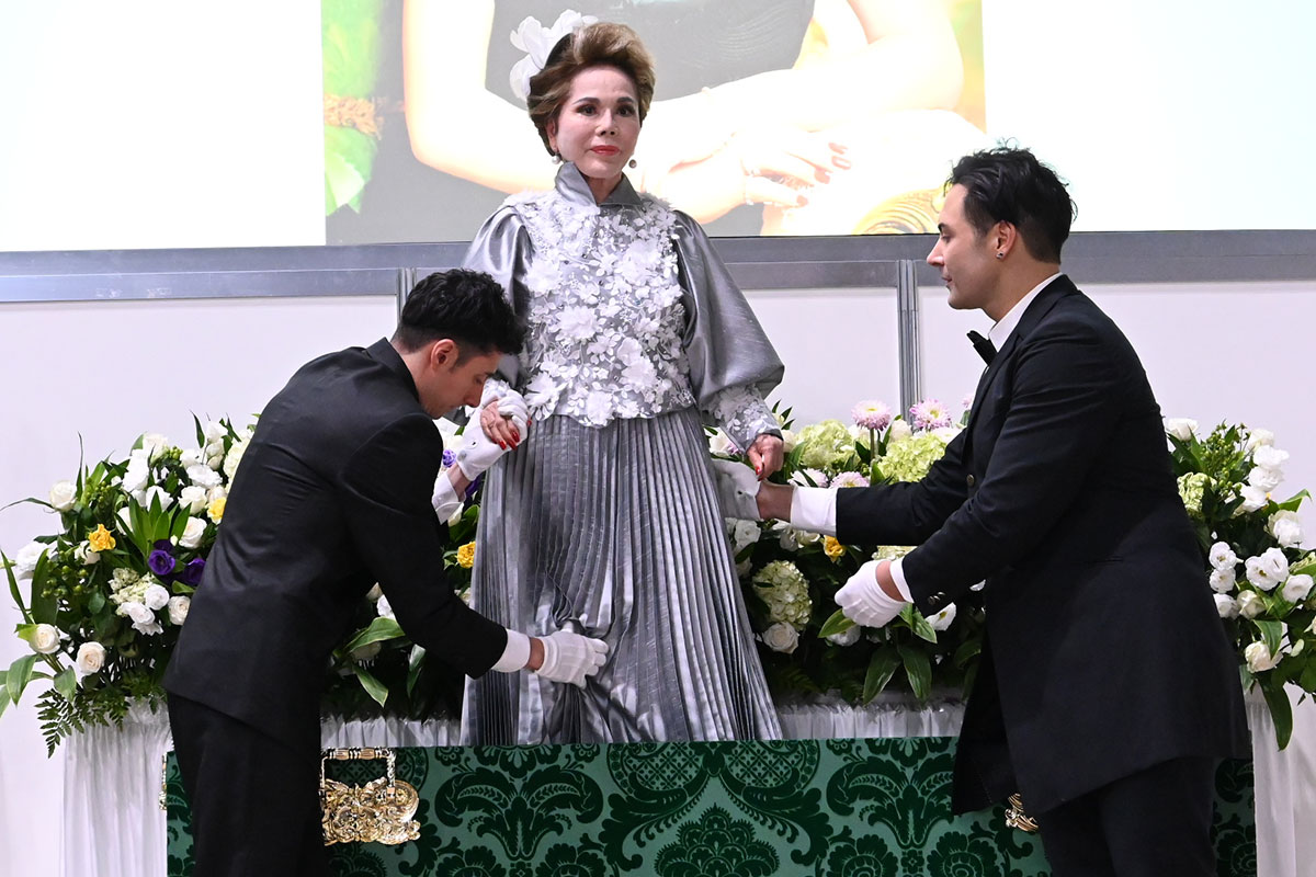 生前葬イベントで棺から登場したデヴィ夫人【写真：ENCOUNT編集部】