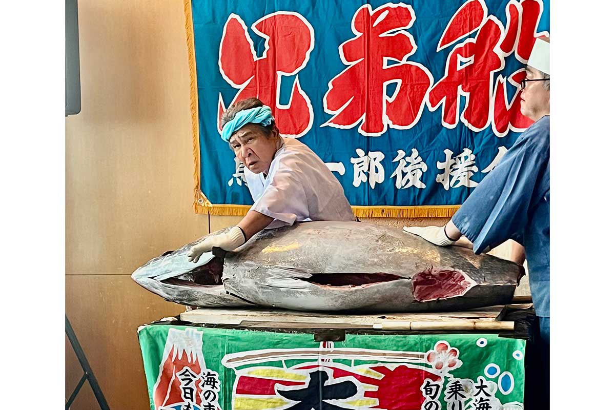 マグロの頭を切り落とそうとする鳥羽一郎【写真：ENCOUNT編集部】