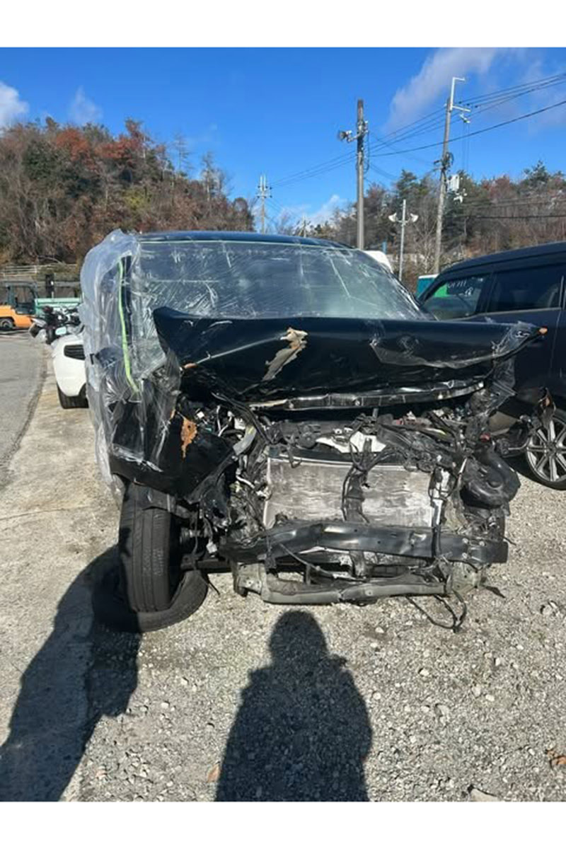 ながら運転の車に正面衝突され大破した車【写真:神農さん提供】