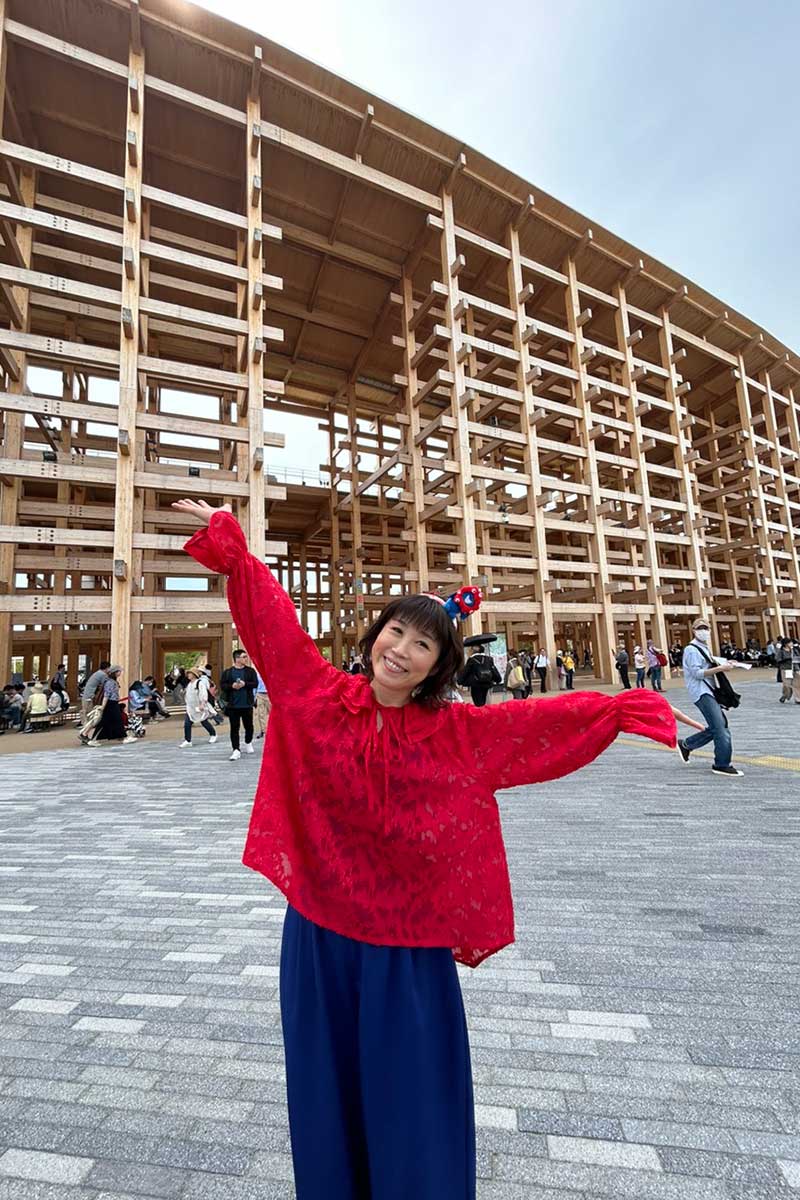 NHKの番組ロケで関西・大阪万博を訪れた水森かおり【写真：所属事務所提供】