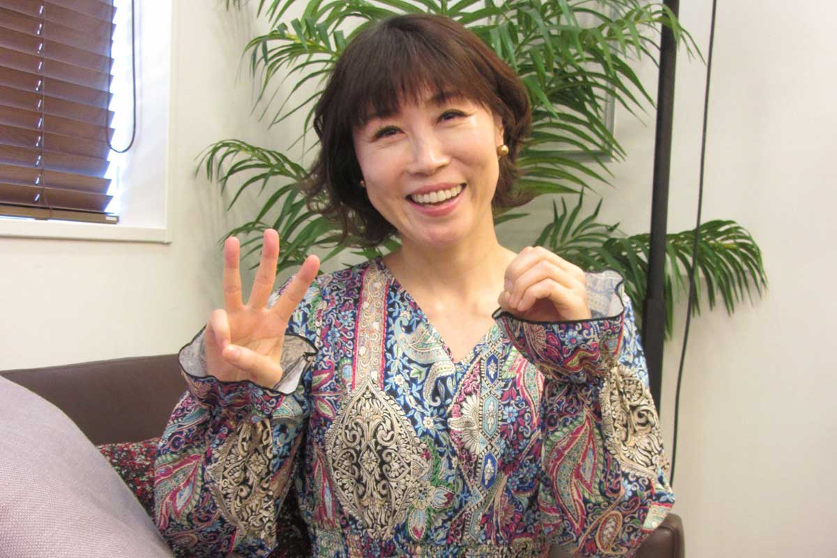 「デビュー30周年」を手で表現する水森かおり【写真：ENCOUNT編集部】