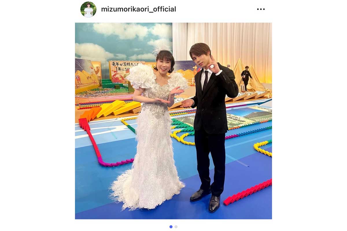昨年の『NHK歌合戦』で、『鳥取砂丘～紅白ドミノチャレンジSP～』を歌唱した水森かおり。右はスケートボード男子ストリート五輪2連覇の堀米雄斗【写真：インスタグラム（@mizumorikaori_official）より】
