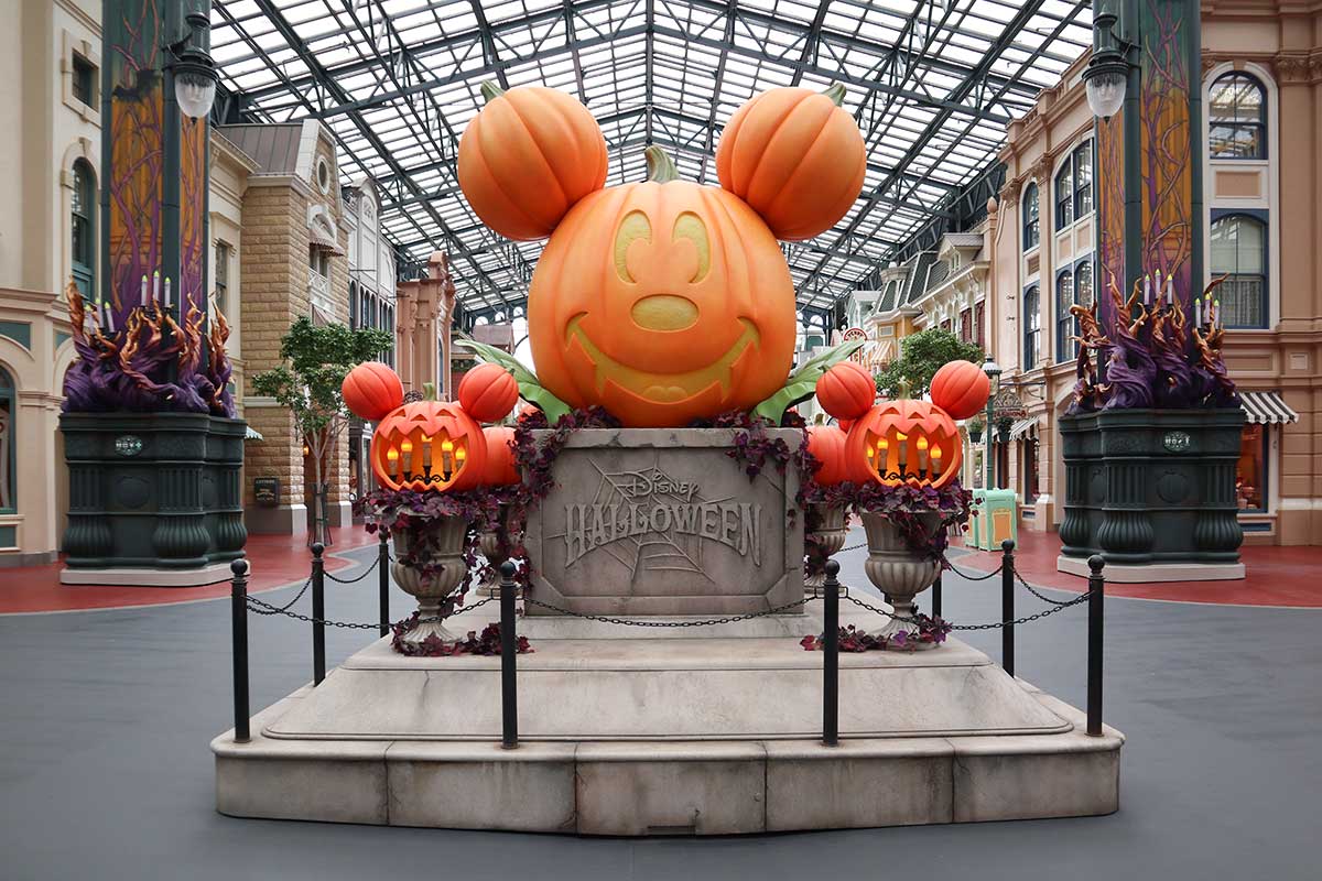 TDL、ハロウィーンのパレードは高温で中止に　場所取りしていたゲストも納得「仕方ないね」